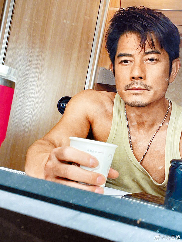 城城新戲造型不修邊幅，但仍保留型男味道。