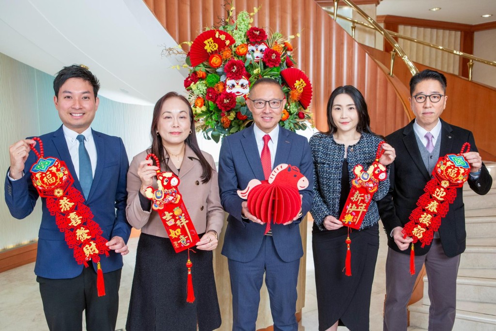 郭子威連同長實營業部副首席經理楊桂玲、長實高級營業經理梁焯鏗、長實營業經理陳詠慈及詹勳榮祝願各位一馬當先購入心儀單位。