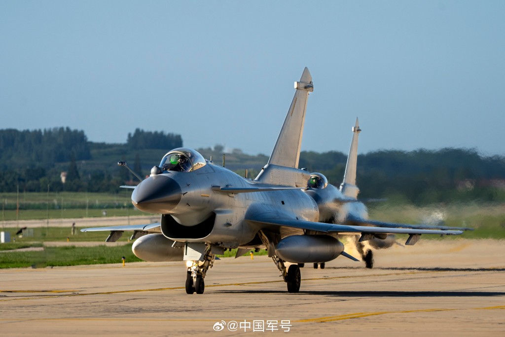 歼-10“猛龙”是空军首款“龙”战机。微博