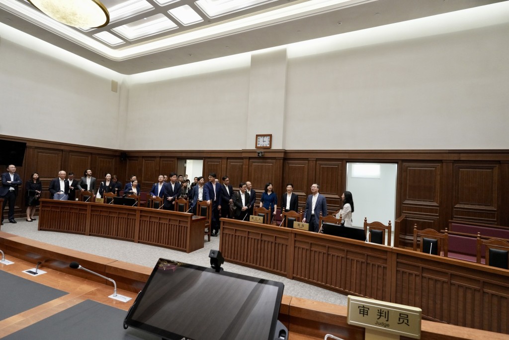 報考大灣區考試的執業經歷門檻亦已由5年降低至3年。 報考大灣區考試的執業經歷門檻亦已由5年降低至3年。