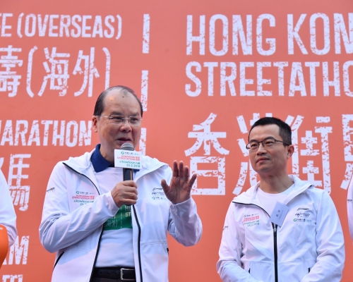 張建宗(左)表示,據他了解,九巴高層會在明日與工會見面。