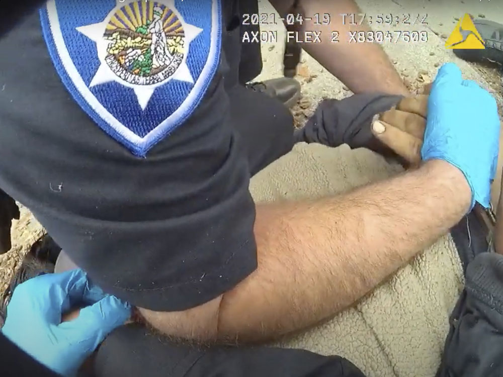 加州男子遭2警跪壓5分鐘後身亡。AP圖片