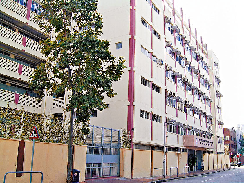 原位於九龍塘達之路的陳樹渠紀念中學，兩年前因辦學團體收回校舍而被逼遷校。 　　