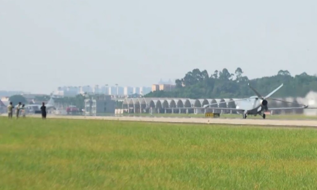 “无侦-7”高空侦察机疑现身黄岩岛海空联合演训。央视