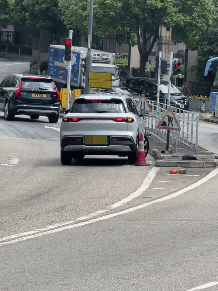 司機其後打死火燈停車,片段就此完結。 司機其後打死火燈停車,片段就此完結。