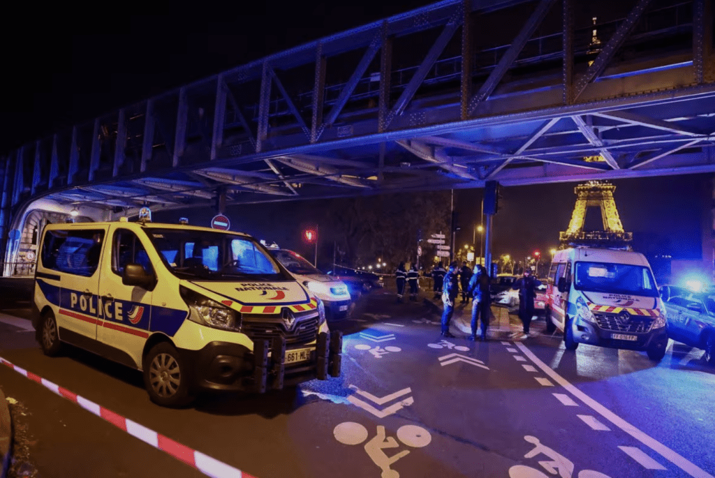 巴黎格勒內爾碼頭附近發生隨機斬人案，導致1死2傷，警方到調拘捕刀手。路透社