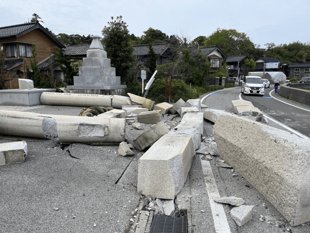 日本當地網民發布地震後，建築物受損情況。twitter