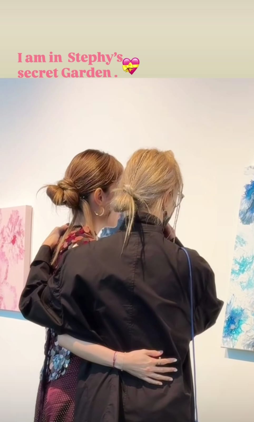 鄧麗欣做充當鄭秀文導賞員。