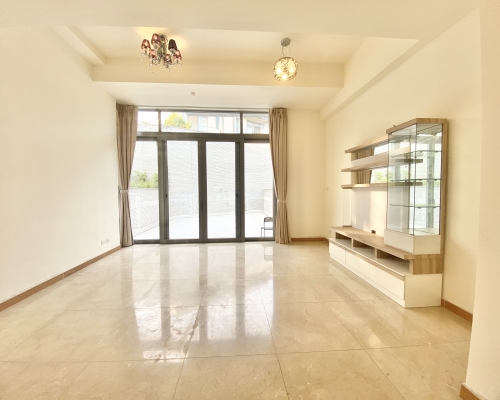 這是歌賦嶺銀杏徑雙號屋，實用面積1315方呎，廳外連花園。