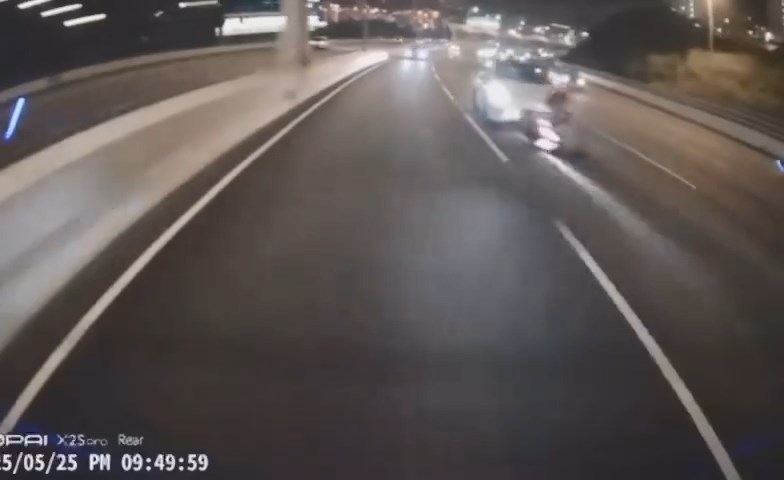 白色Tesla私家車撞向前方的電單車。網上片段截圖 白色Tesla私家車撞向前方的電單車。網上片段截圖