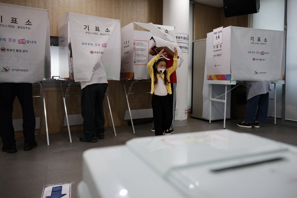 南韓地方選舉執政黨全國報捷。 路透社