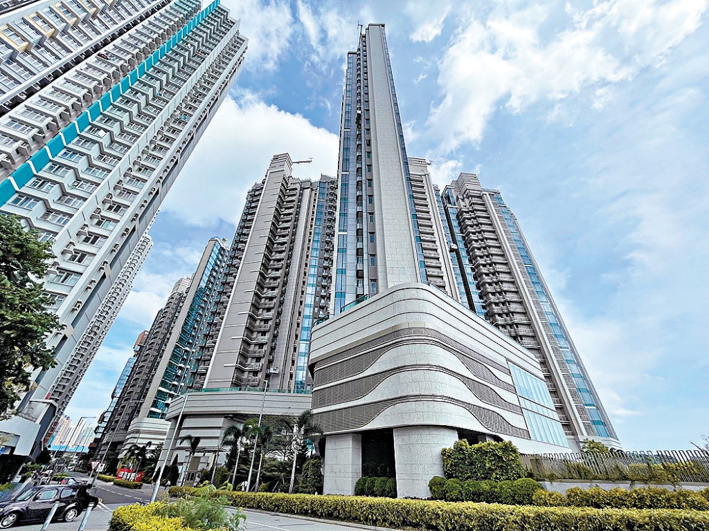 維港滙II昨天單日連沽3伙，其中一個4房戶以呎價3.44萬售出。