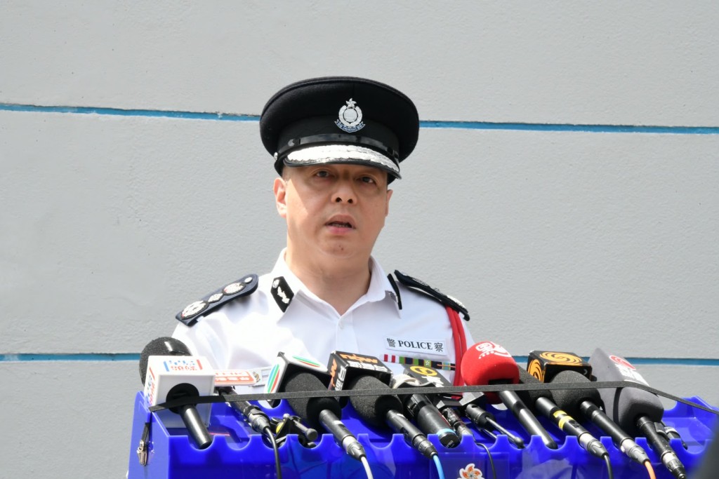 警務處處長周一鳴見記者時,讚揚警務處副處長(國家安全)簡啟恩是出色領袖及堅實拍檔。 警務處處長周一鳴見記者時,讚揚警務處副處長(國家安全)簡啟恩是出色領袖及堅實拍檔。