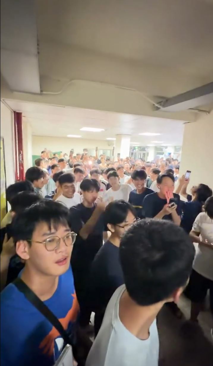 过百名台大学生追拍“擒屎皇”。Threads 