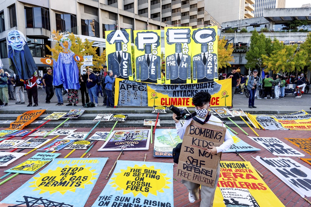 由超過100個草根階層組織組成的反APEC聯盟，在三藩市發起大規模示威。美聯社