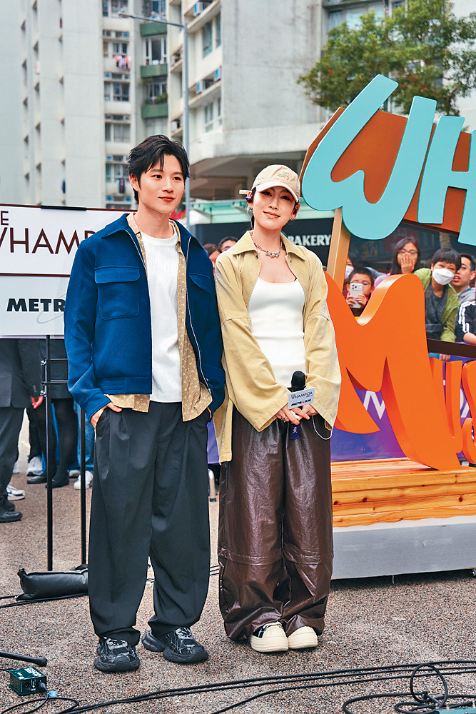 Gigi昨日与Michael C齐齐busking。