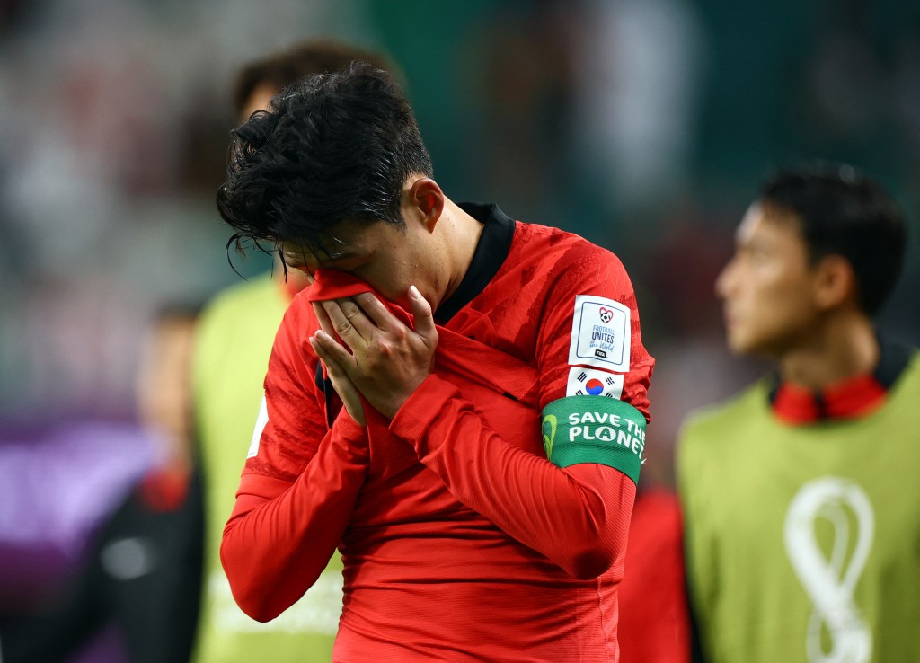 二二世界盃，孫興民補時階段妙傳射手黃喜燦建功，2:1擊敗葡萄牙並壓過烏拉圭奇蹟晉級。這名隊長終於流出喜悅的淚水﹗Reuters