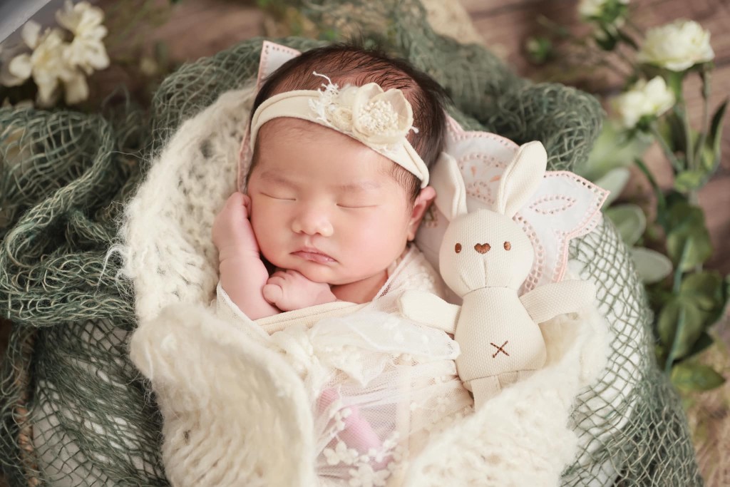 陳彥行沒有公開另一半的照片，只分享了多張女兒初生時的照片。