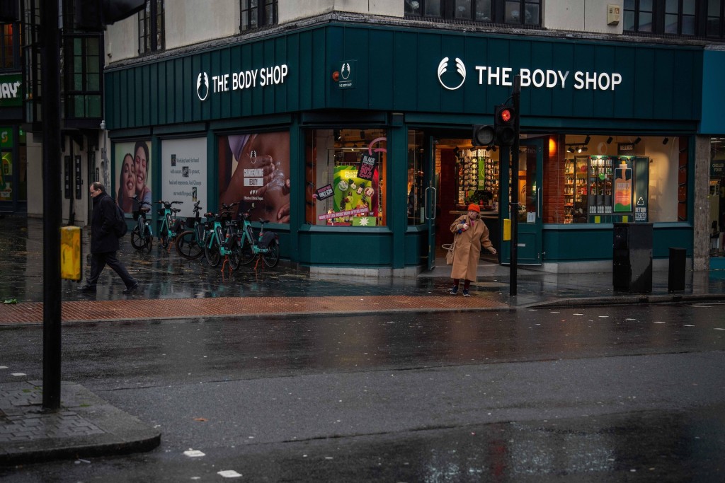 在長期財困下，The Body Shop曾先後有3間不同集團的收購接手，惟未能挽回頹勢，最終走上衰敗之途。