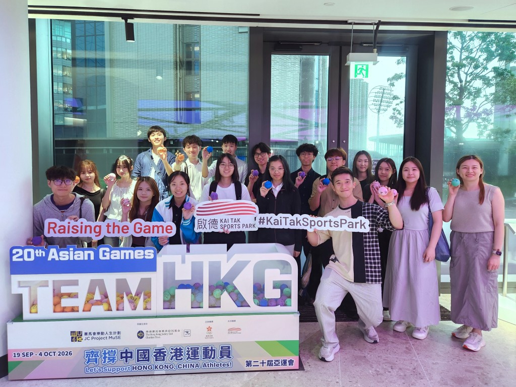 滿載許願球的打氣裝置現於啟德展館展出,讓更多市民感受全城上下一心支持港隊的熱情與力量。 滿載許願球的打氣裝置現於啟德展館展出,讓更多市民感受全城上下一心支持港隊的熱情與力量。