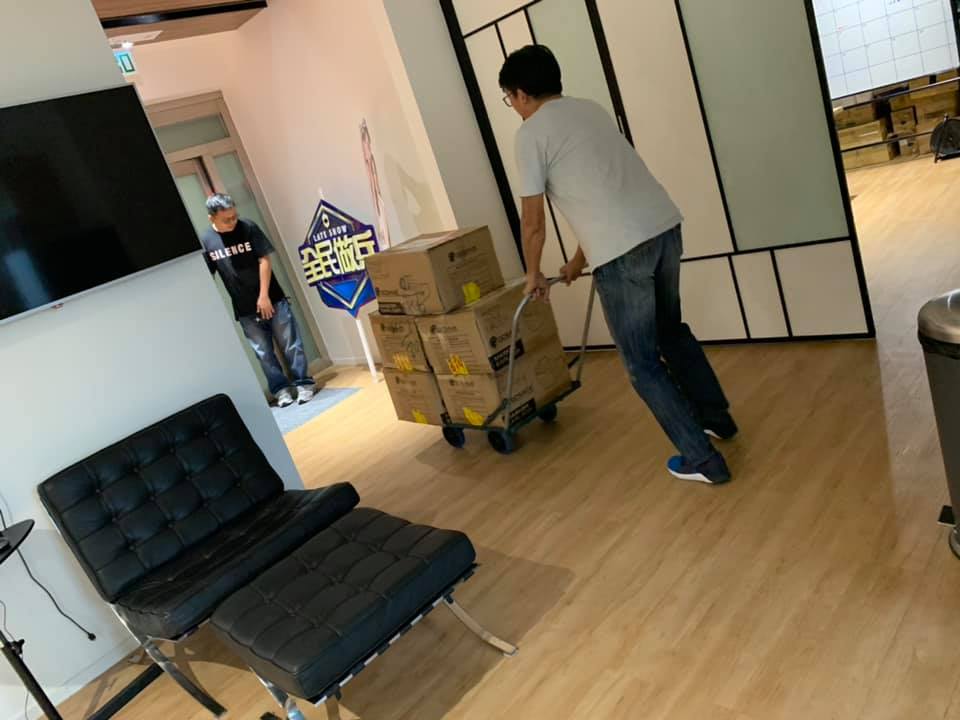 派口罩入長康邨。杜汶澤FB