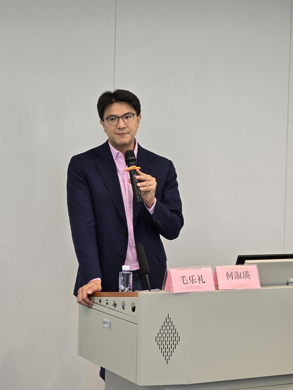 毛樂禮過去曾到內地大學教授普通法課程。大律師公會供圖 毛樂禮過去曾到內地大學教授普通法課程。大律師公會供圖