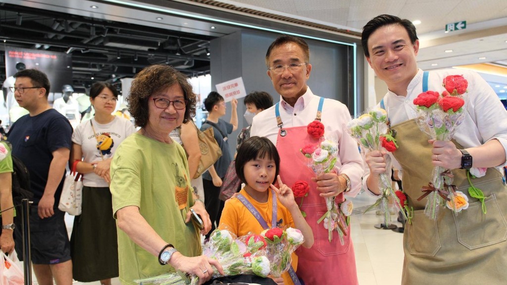 田北辰母親節落區送花 承諾繼續把關確保公帑用得其所|Kelly Online