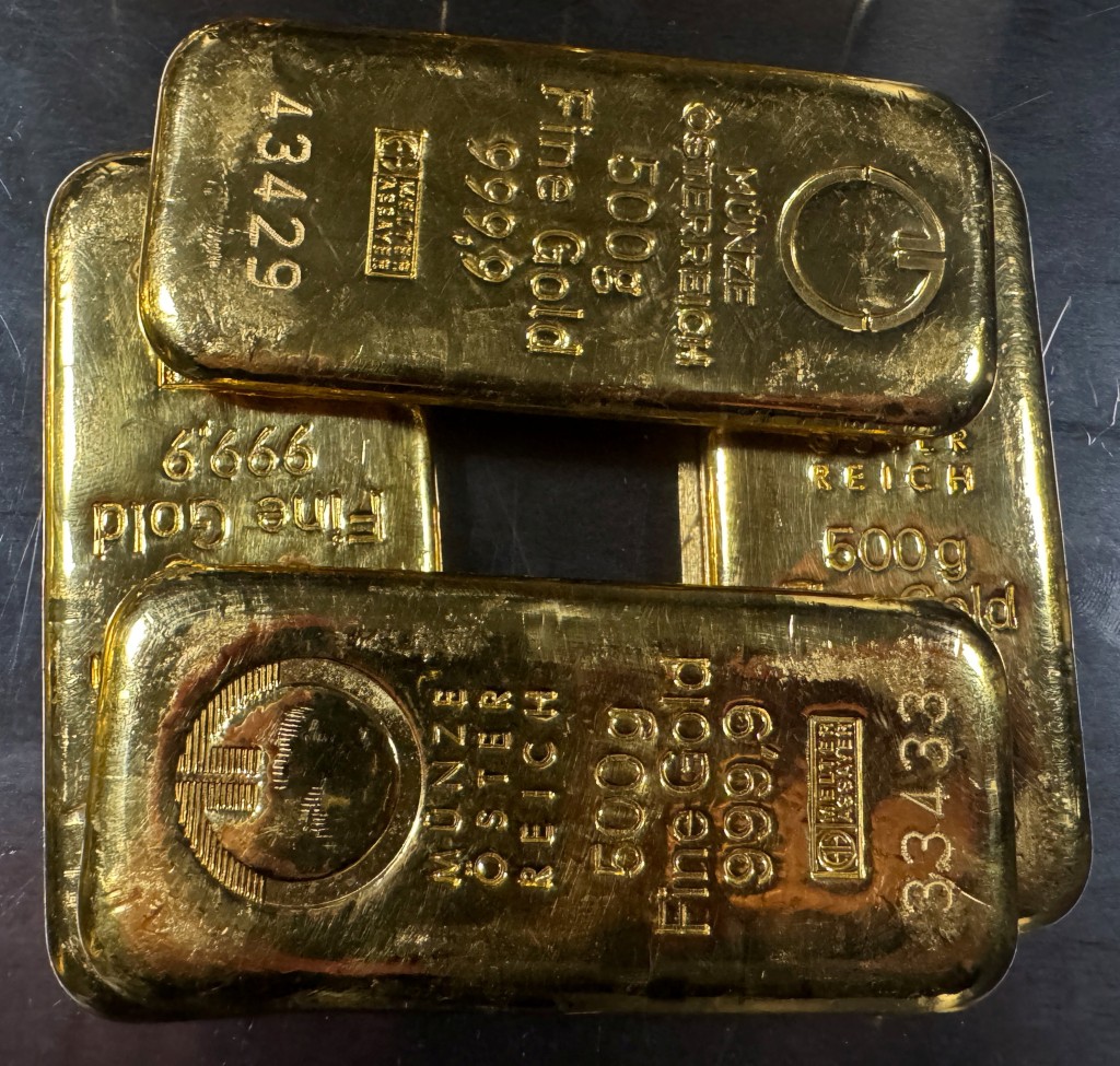 案中受害人按照騙徒指示買金條。路透社