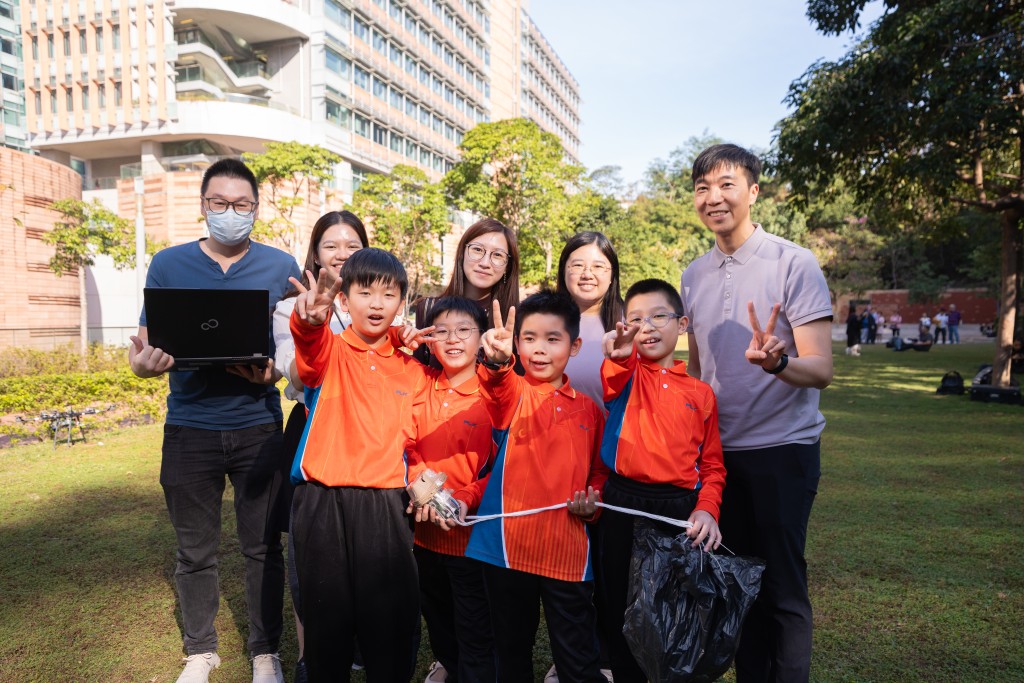 （后排右二）保良局萧汉森小学资讯科技主任、数学科主席、STEAM统筹人员阮咏恩（图片来源：受访者提供）