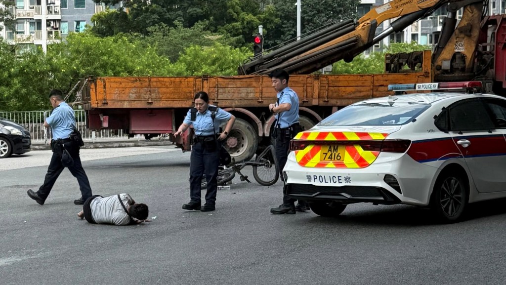 元朗朗屏站外警車撞電動單車 非華裔男子腳傷送院