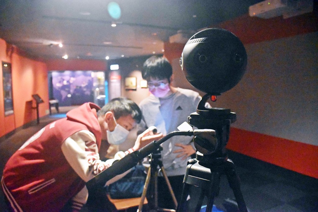 IVE多媒體、虛擬實境及互動創作高級文憑學生，利用8K高解像度的360度鏡頭拍攝海事博物館的展覽，製作互動短片。