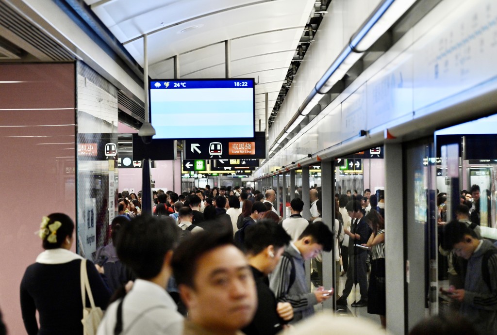 葉傲冬關注繁忙時間的車廂過度擠擁問題。資料圖片 葉傲冬關注繁忙時間的車廂過度擠擁問題。資料圖片