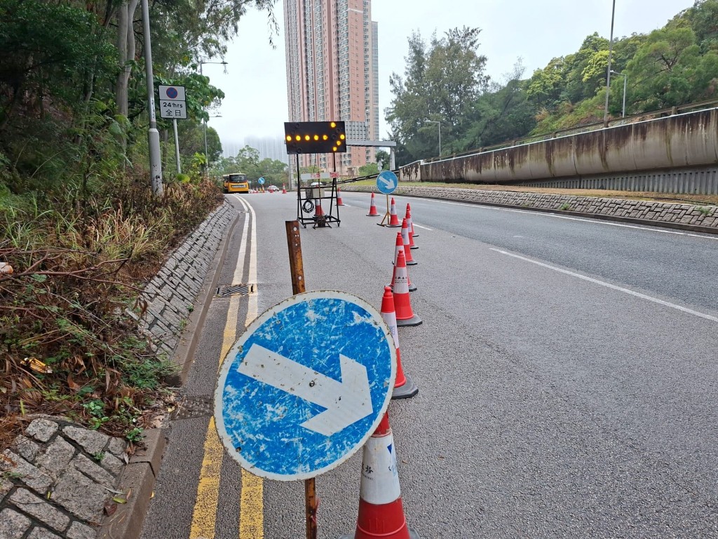 現場一段慢線須暫時封閉。西貢區議員張美雄FB圖片 現場一段慢線須暫時封閉。西貢區議員張美雄FB圖片