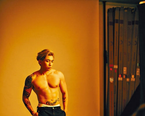 Tyson Yoshi的發達胸肌成為廣告賣點。