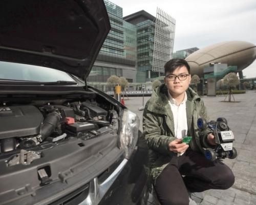 香港專業教育學院(IVE)電腦及電子工程高級文憑畢業生余耀棠(Brian)與拍檔研究一款應用在商用汽車上的車聯網感應器,以協助貨運業監測汽車狀況,以及靈活
調派車隊。(圖片由VTC提供)