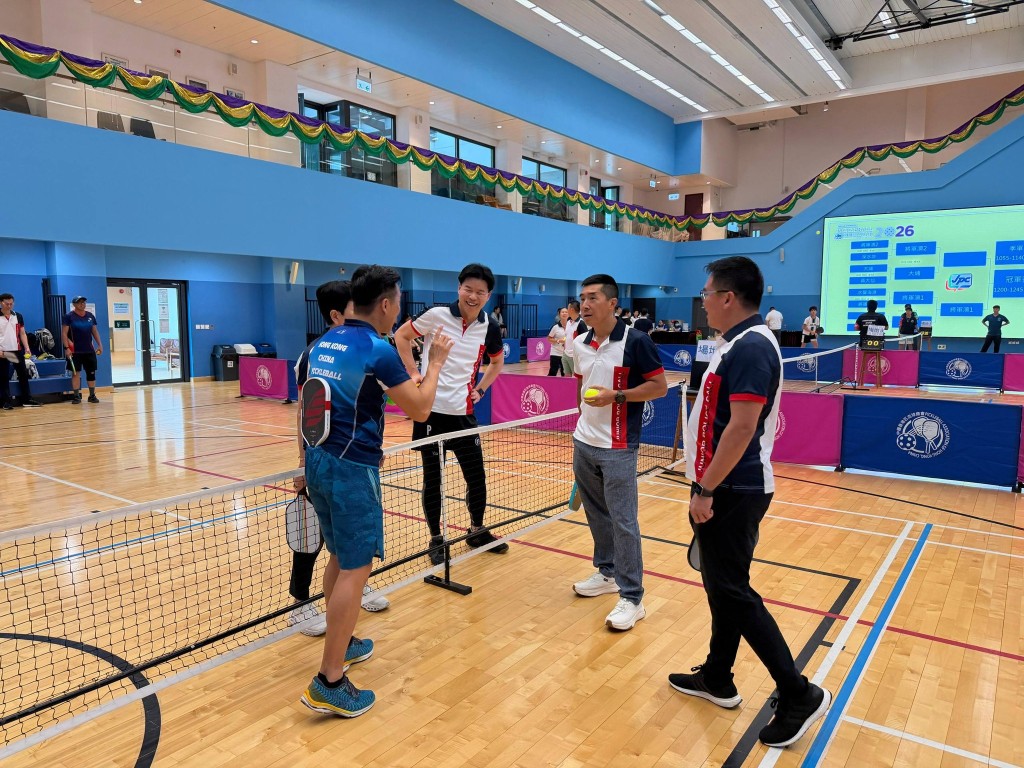 透過這項新興運動,一眾嘉賓在輕鬆愉快的氛圍中互動交流,不但揮灑汗水,更拉近彼此距離。 透過這項新興運動,一眾嘉賓在輕鬆愉快的氛圍中互動交流,不但揮灑汗水,更拉近彼此距離。
