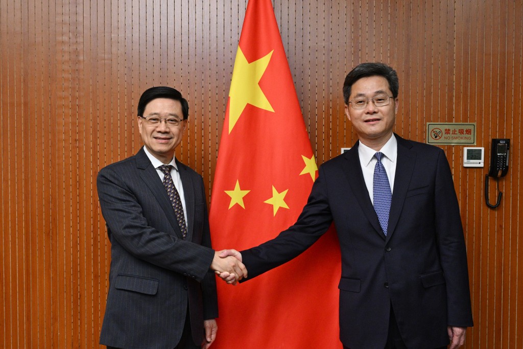 行政长官李家超 （左）今日下午在北京与国家财政部部长蓝佛安会面。