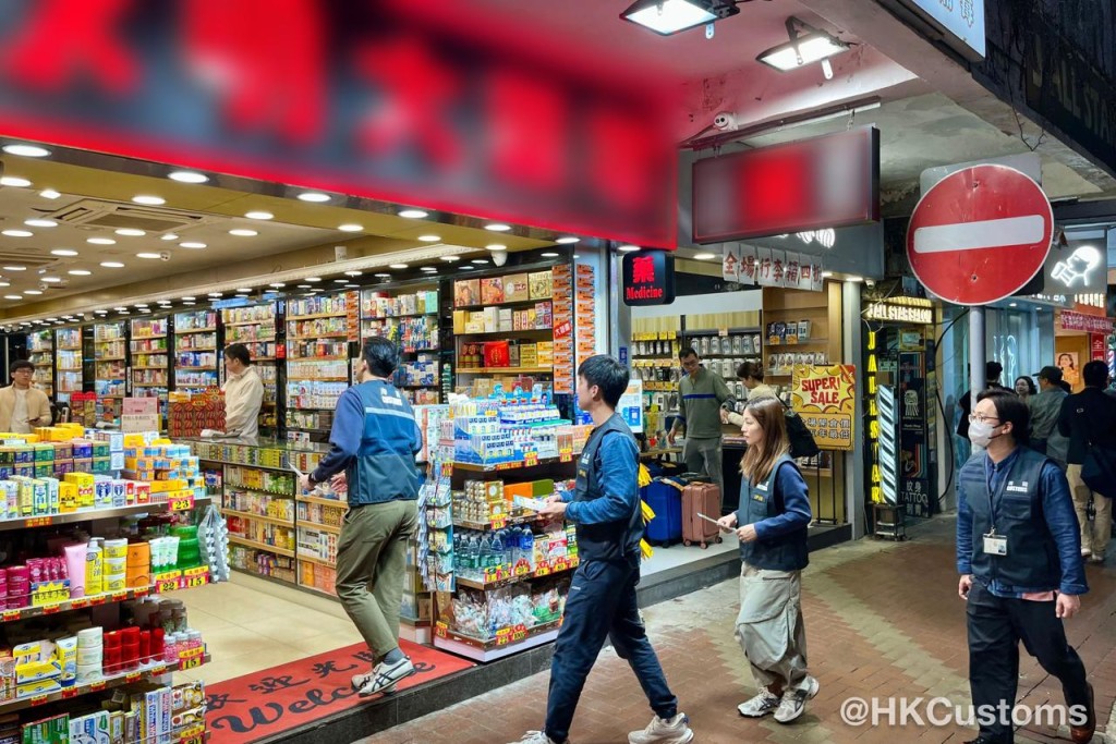 海關與旅監局於尖沙咀、紅磡及土瓜灣等多個旅客熱門購物地點進行巡查。香港海關fb圖片