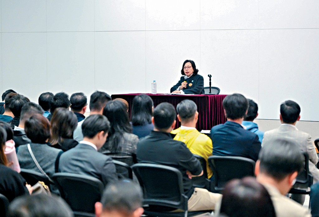 民青局局長麥美娟與區議員進行交流。