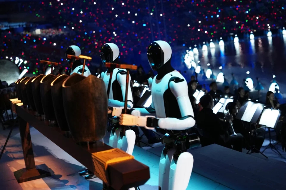 全運會開幕式，機械人用青銅句鑃奏樂，敲出《彩雲追月》。 新華社