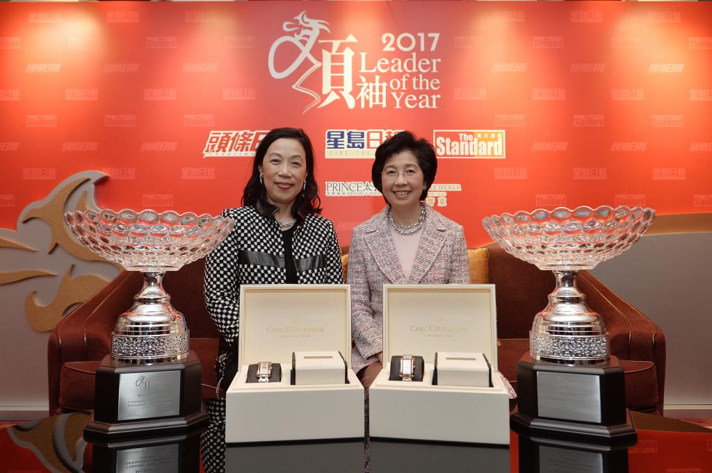 霍何綺華（左）與香港乳癌基金會創會人張淑儀醫生（右）一同出席星島新聞集團主辦的2017年傑出領袖選舉頒獎典禮。