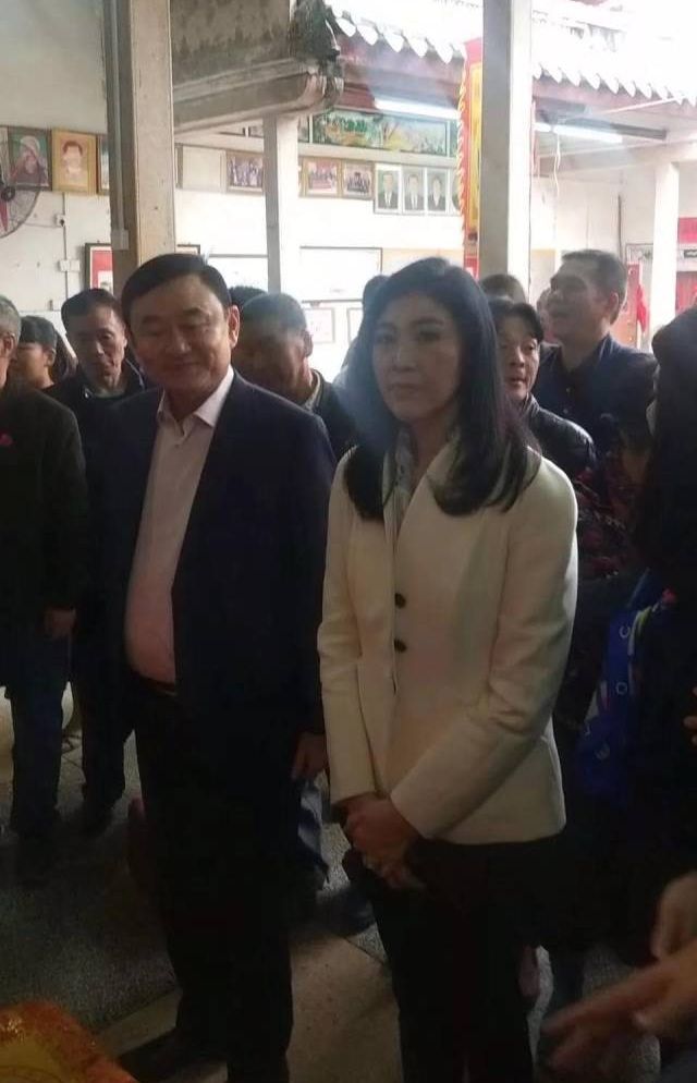 他信和英祿兄妹在祠堂祭祖。