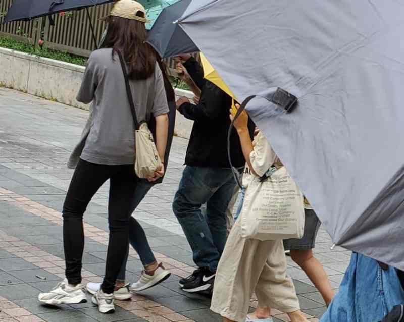 被告甘仲斌(中間牛仔褲黑色波鞋)王尚哲攝