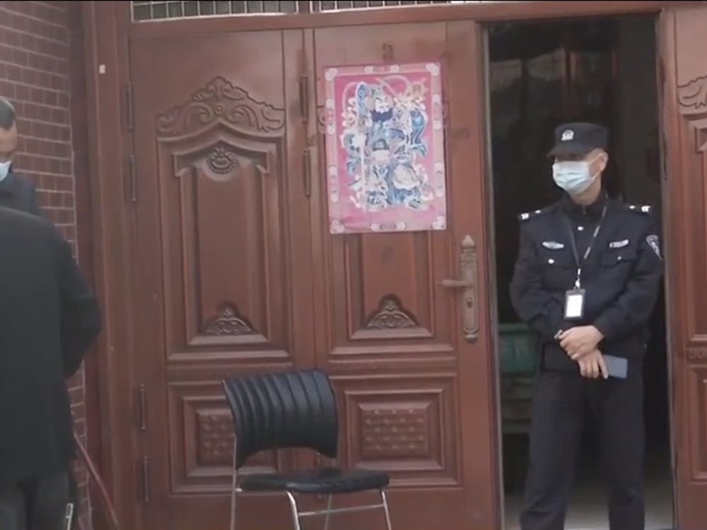 事件曝光后，执法人员到涉事住宅调查。网上影片截图