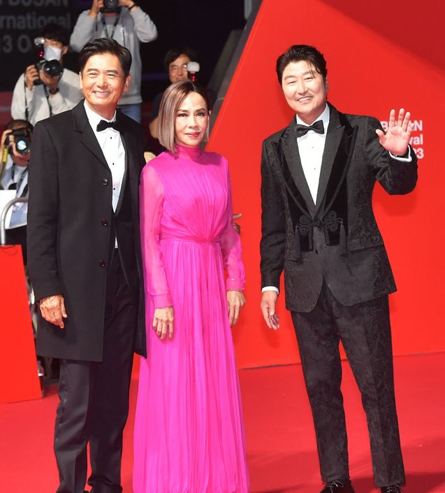  宋康昊(右)本月4日以「第28届釜山电影节」执行主席的身份，向香港巨星周润发(左)颁发「亚洲电影人奖」。