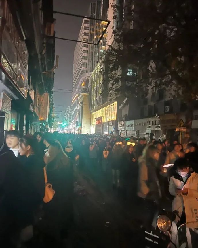 现场视频显示，来跨年的人挤满了整个江汉路。