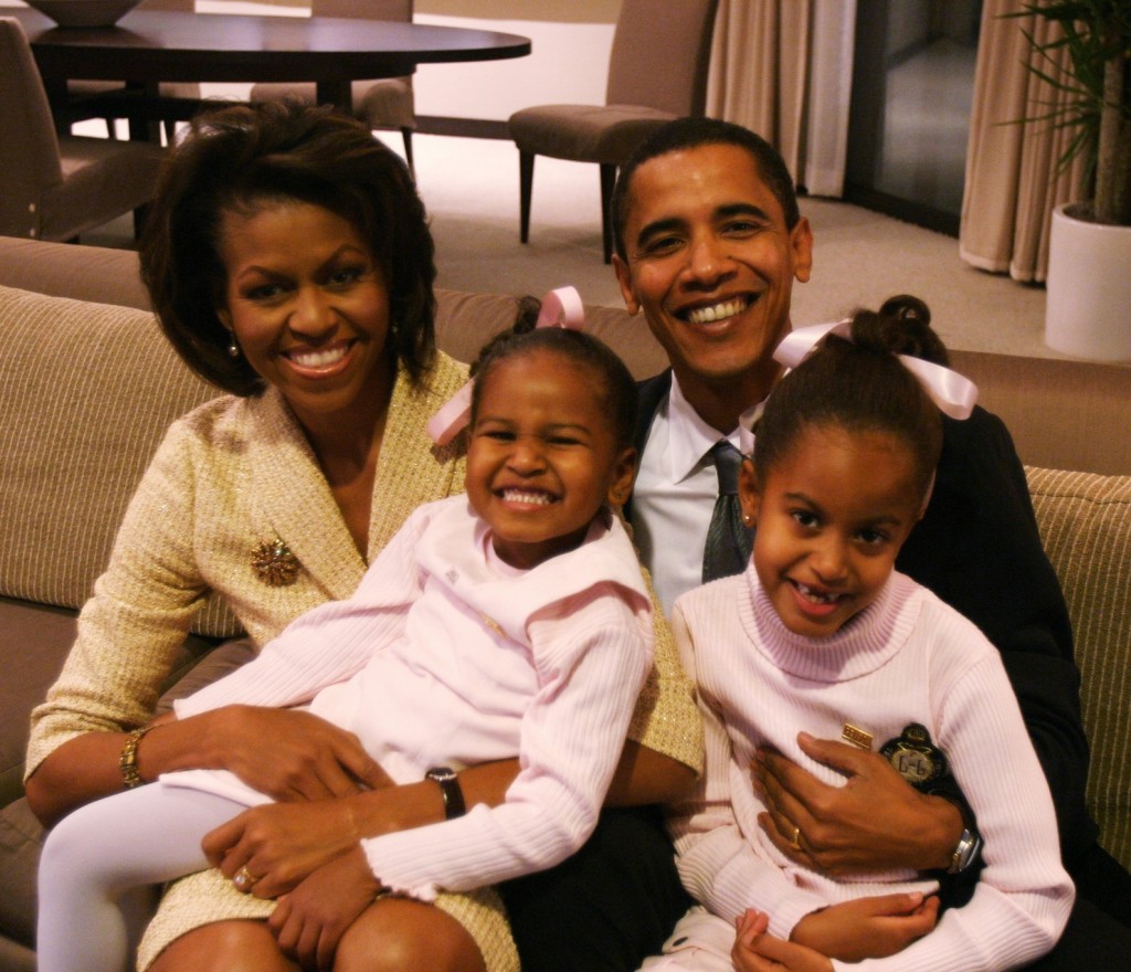 米歇尔贴女儿小时候的旧照片祝奥巴马父亲节快乐。 FB / Michelle Obama 米歇尔贴女儿小时候的旧照片祝奥巴马父亲节快乐。 FB / Michelle Obama