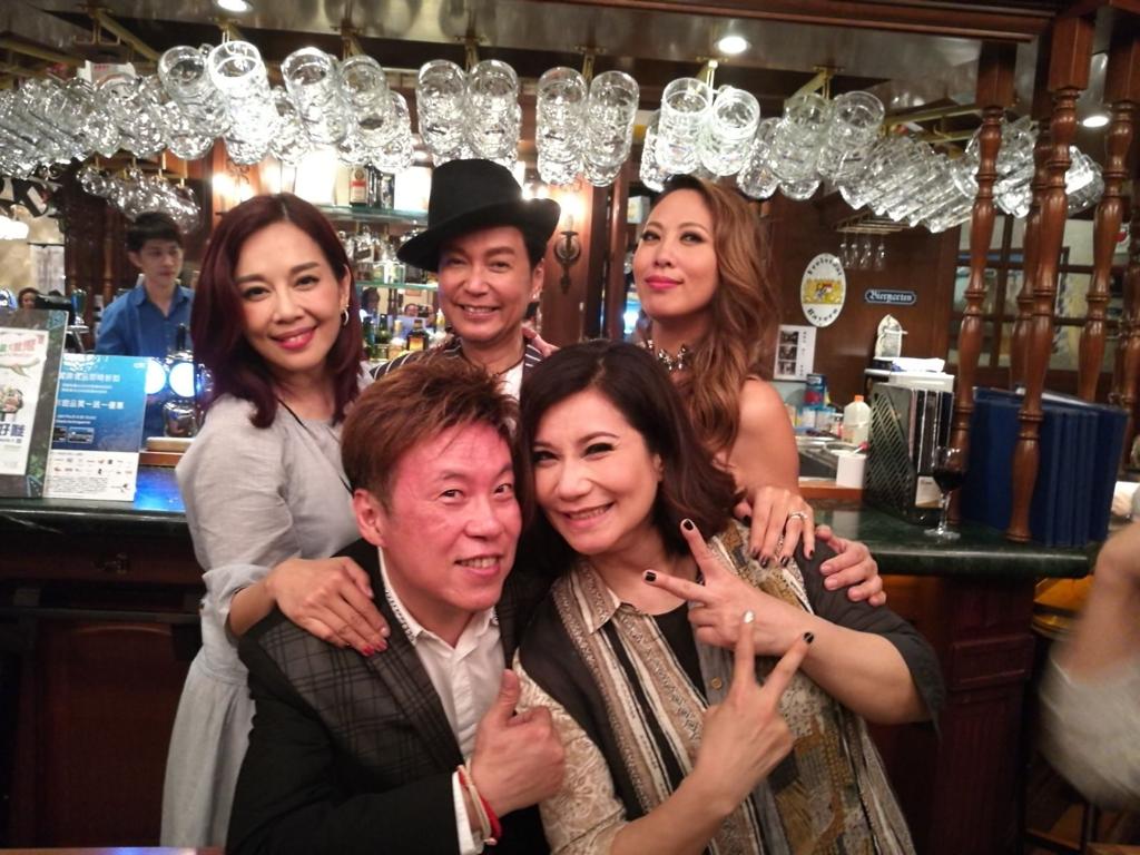 松松應好友家華（前左一）之邀回來演出，與賈思樂、李樂詩、蘇珊開心合照。
