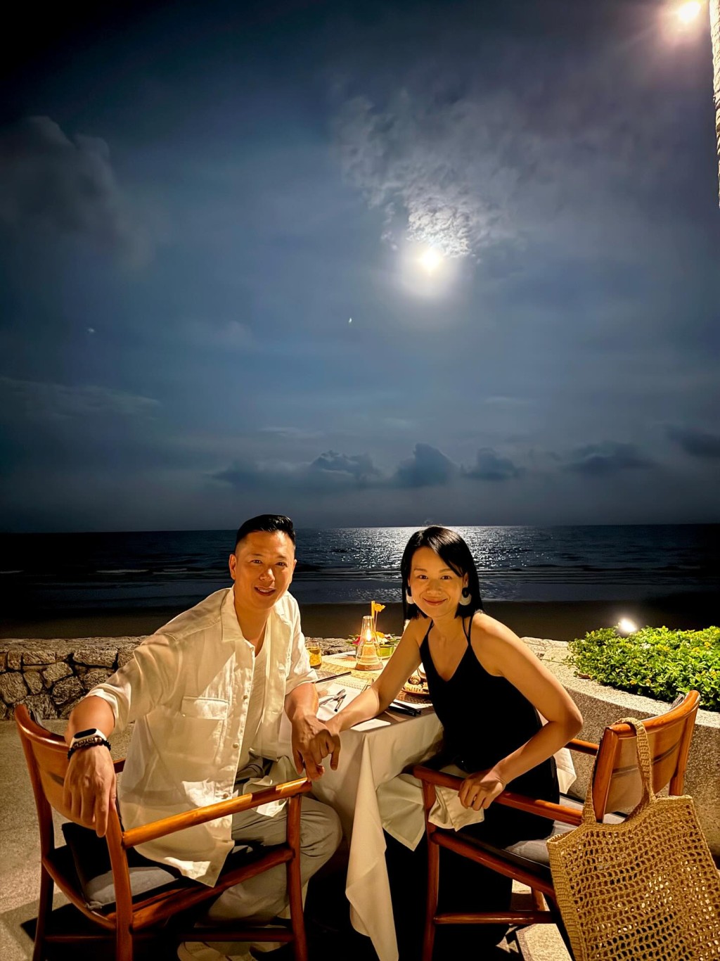 在皎潔月光下,胡杏兒與李乘德共進燭光晚餐。 在皎潔月光下,胡杏兒與李乘德共進燭光晚餐。