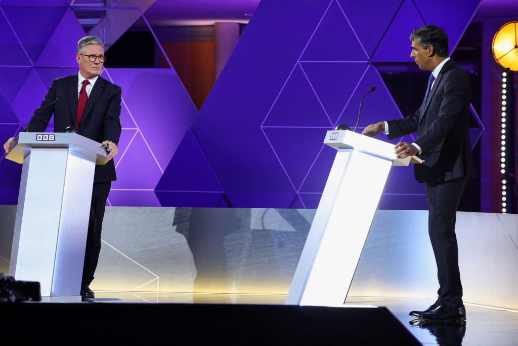 在英國大選前最後電視辯論中，辛偉誠（右）與施紀賢激烈交鋒。路透社